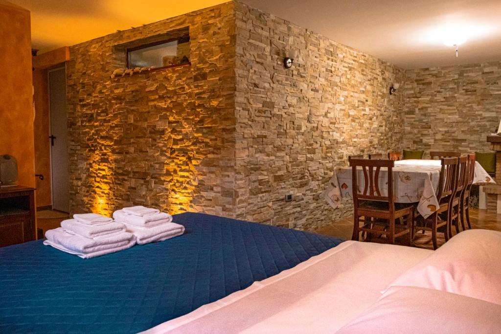 una camera da letto con un letto e asciugamani di Alloggio Gladiolo a Monticchio