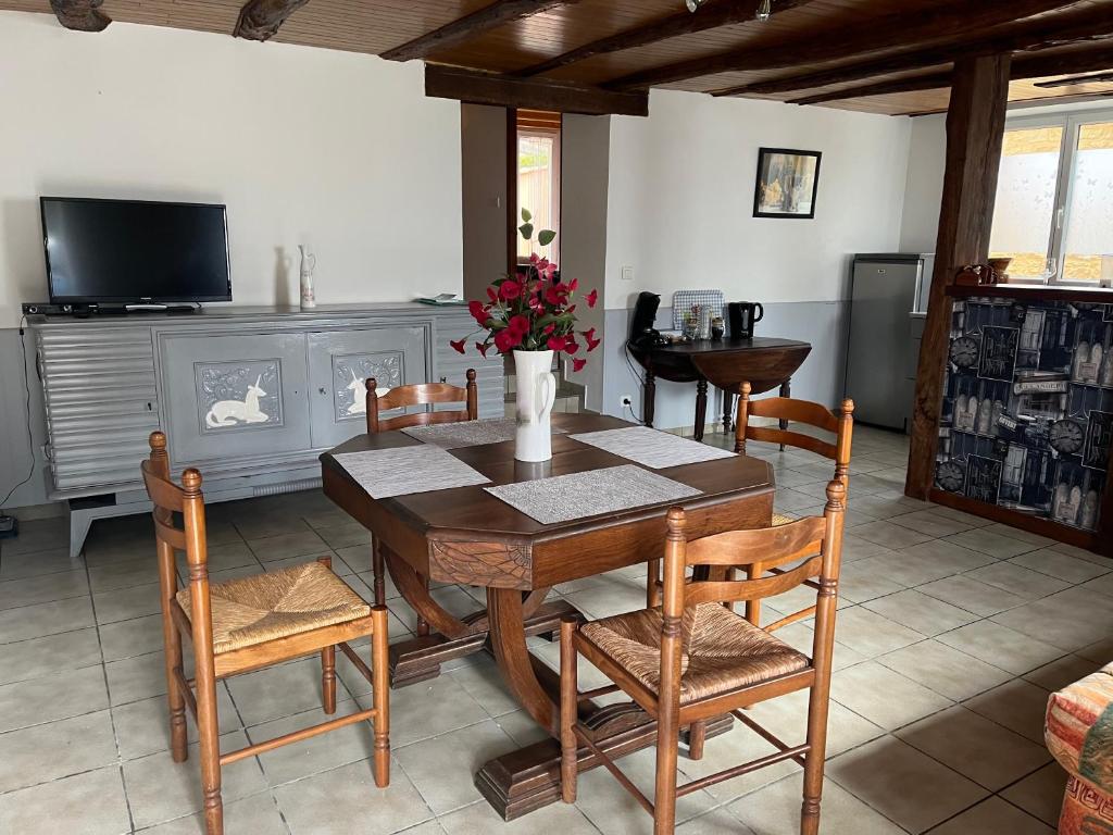 - une salle à manger avec une table et des chaises en bois dans l'établissement Petites maisons avec piscine, à Sarlat-la-Canéda
