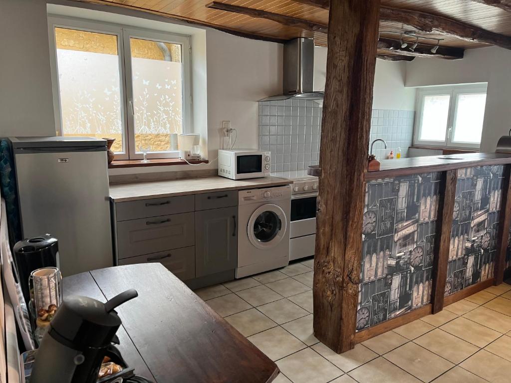 Cuisine ou kitchenette dans l'établissement Petites maisons avec piscine