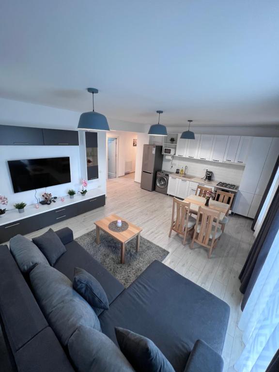 - un salon avec un canapé et une table dans l'établissement Fiesta Apartments, à Mamaia Nord – Năvodari