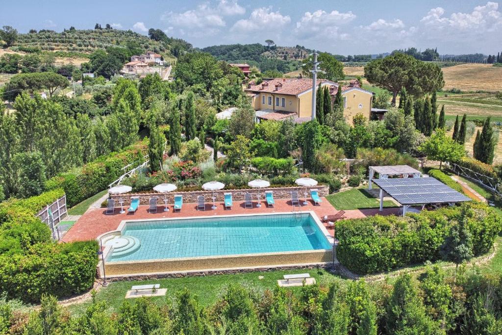 - une vue aérienne sur une villa avec une piscine dans l'établissement Villa Dimora San Jacopo, à Palaia