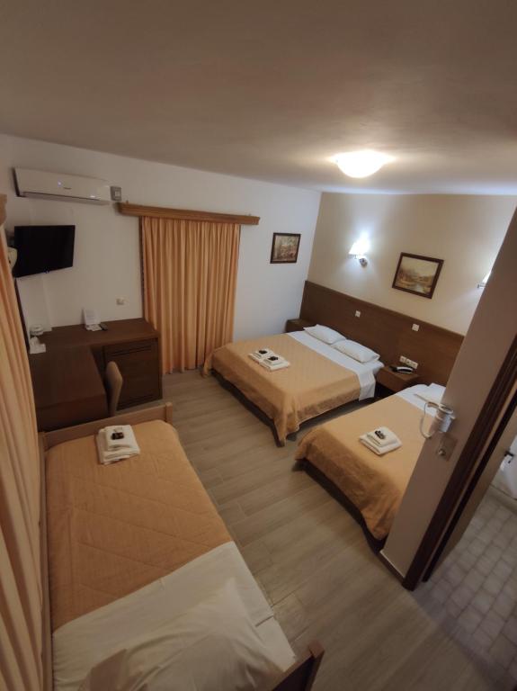 Postel nebo postele na pokoji v ubytování Filoxenia Hotel Monemvasia