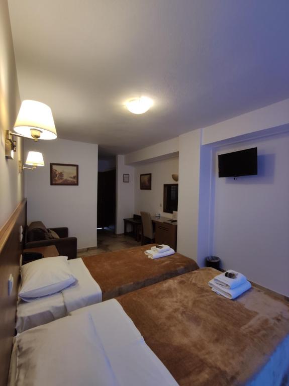 Postel nebo postele na pokoji v ubytování Filoxenia Hotel Monemvasia