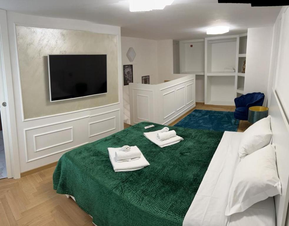 1 dormitorio con 1 cama con 2 toallas en PARIOLI LUXURY SUITE, en Roma