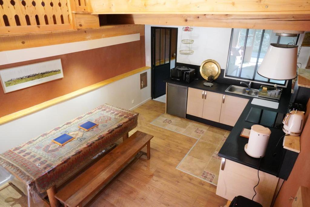 einen Blick über ein Zimmer mit einem Tisch und einer Küche in der Unterkunft Le Lauriolle in Bilhères en Ossau