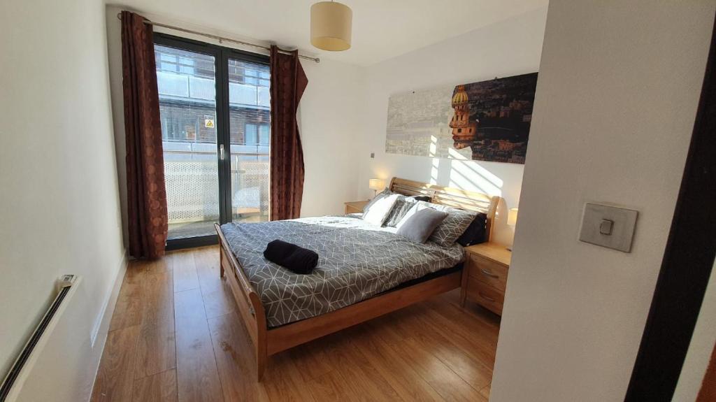 Postel nebo postele na pokoji v ubytování Modern Arcadian Centre Apartment 2 Bed / Balcony