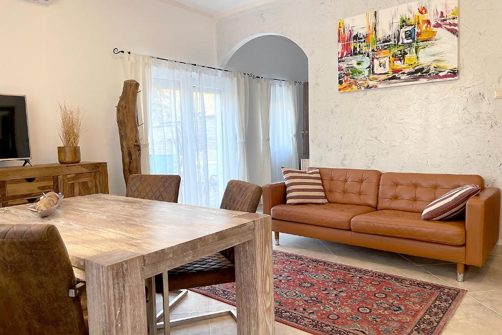 Posedenie v ubytovaní Full 2BDR Garden House near to Downtown Metro Free Parking
