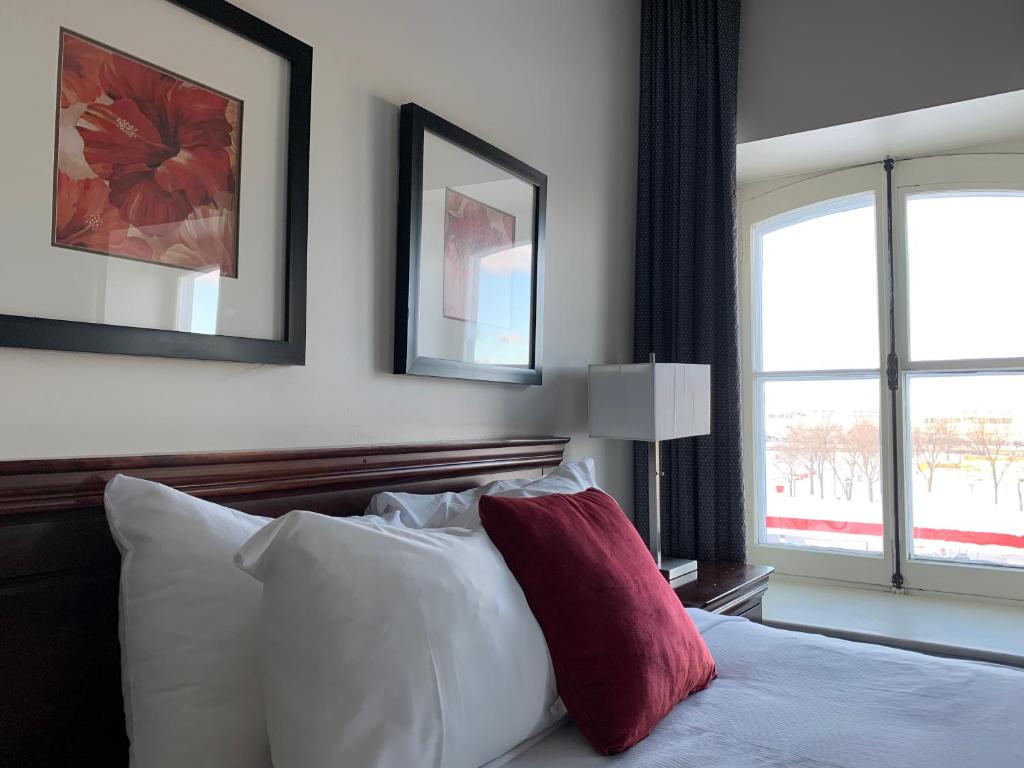 
Standard King-sized bed room 
