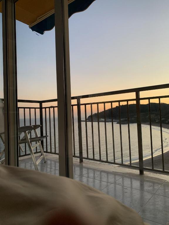 a bedroom with a balcony with a view of the ocean at Apartamento en primerísima línea de playa con espectaculares vistas Netflix, Prime y Disney in Oropesa del Mar