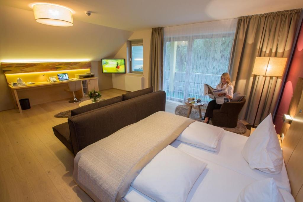 A bed or beds in a room at Hotel Krainerhütte
