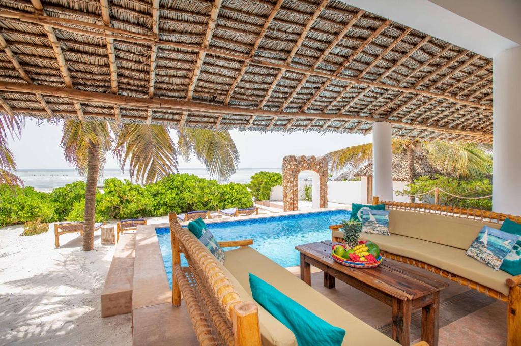 Bazén v ubytování Marafiki Beach Hotel & SPA nebo v jeho okolí
