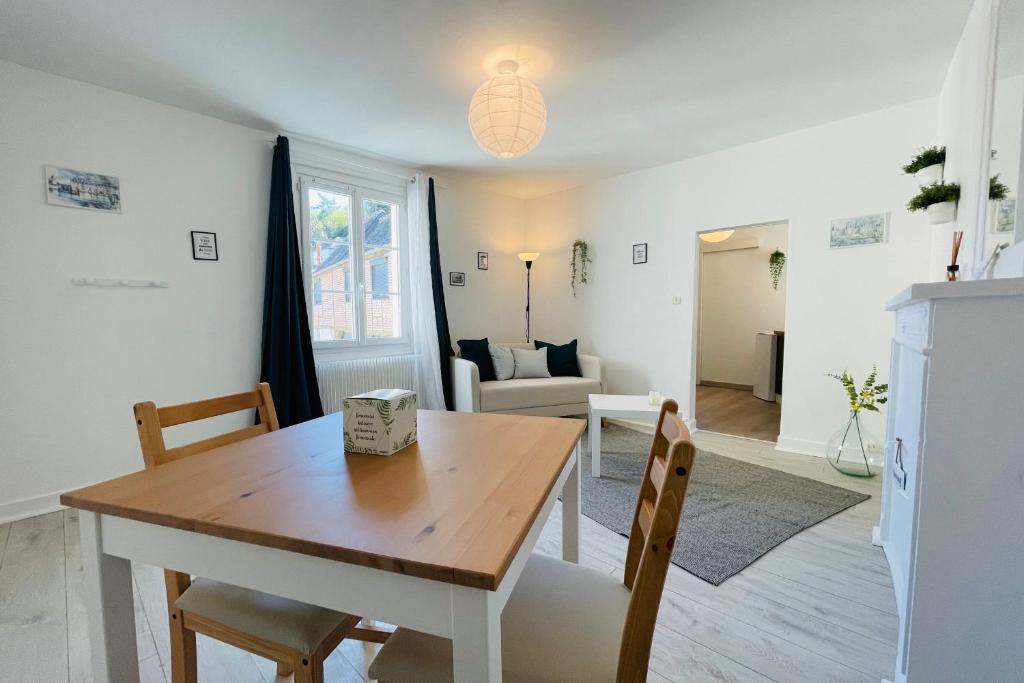 une salle à manger avec une table et des chaises et un salon dans l'établissement ENTRE 2 RIVES Échappée Amboisienne avec sauna partagé, à Amboise