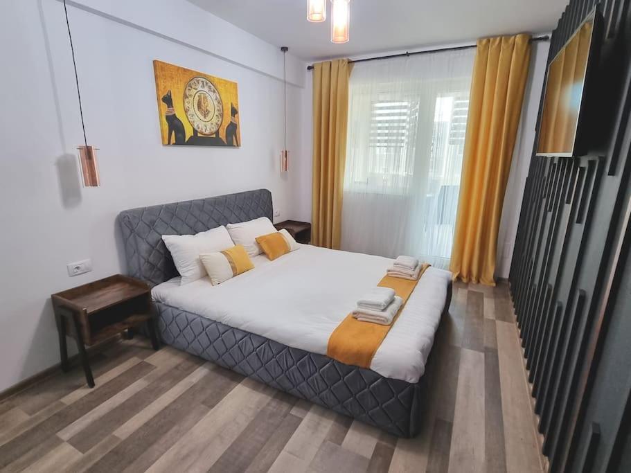 sypialnia z dużym łóżkiem w pokoju w obiekcie Luxury Apartments w mieście Bacău