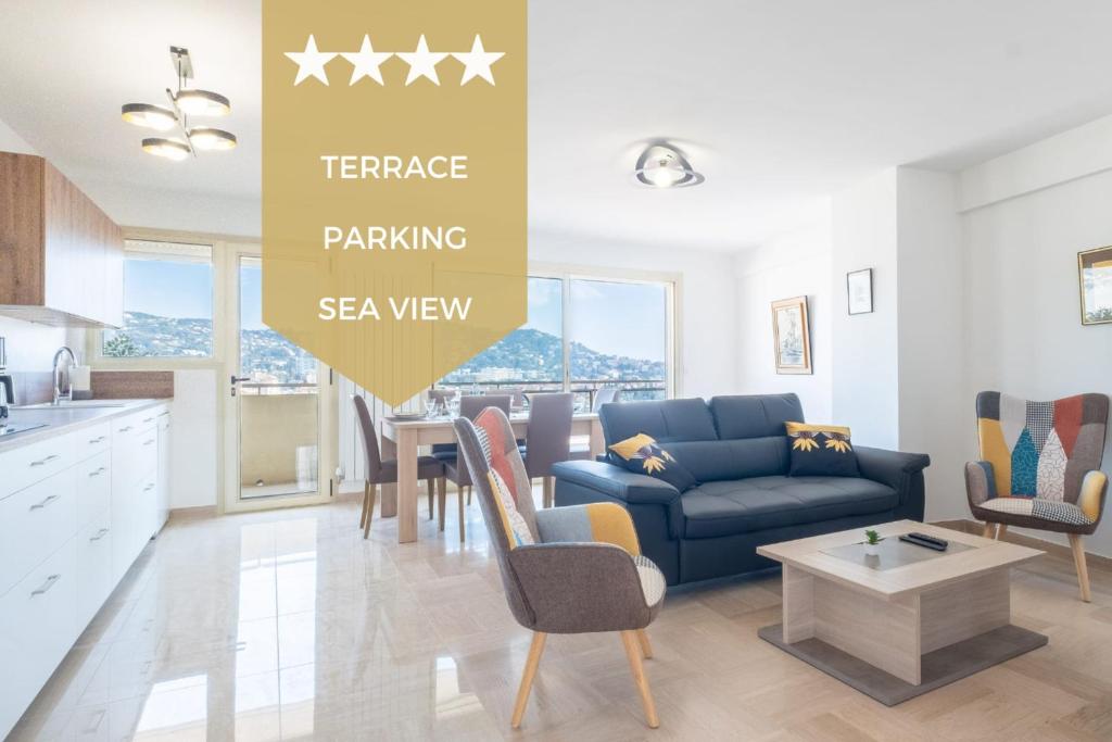 un salon avec un canapé bleu et une table dans l'établissement 3-Br apartment near downtown Cannes Sea view parking, à Cannes