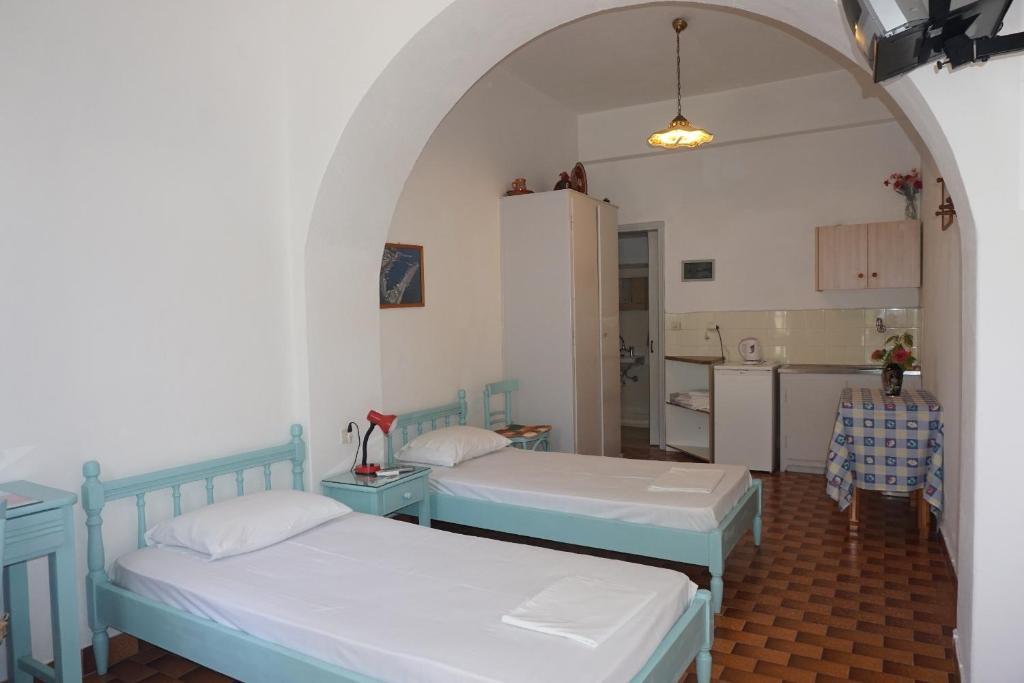 Postel nebo postele na pokoji v ubytování Patmos Maria Studios