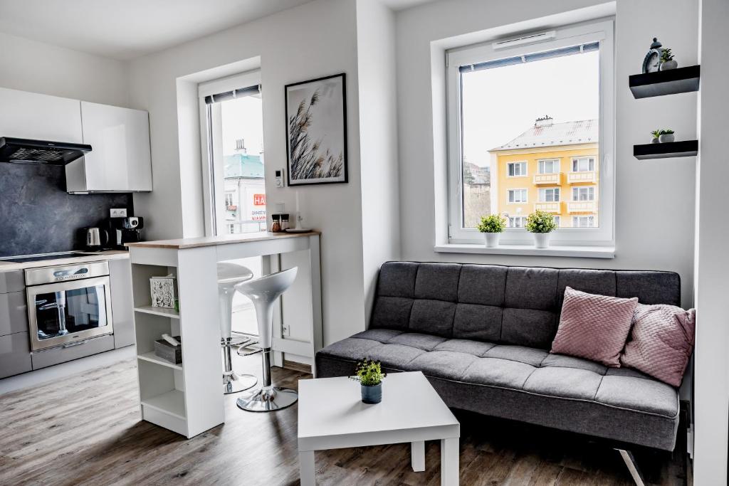 uma sala de estar com um sofá e uma mesa em Wolkerovka Apartment 1 em Olomouc