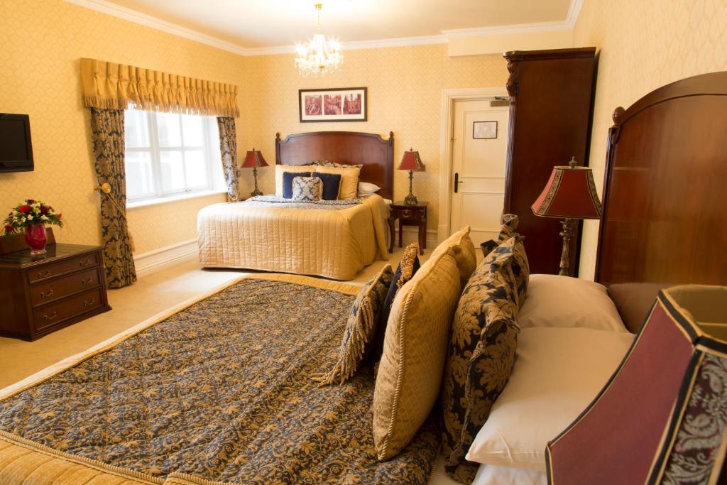Letto o letti in una camera di Kilronan Castle Hotel & Spa