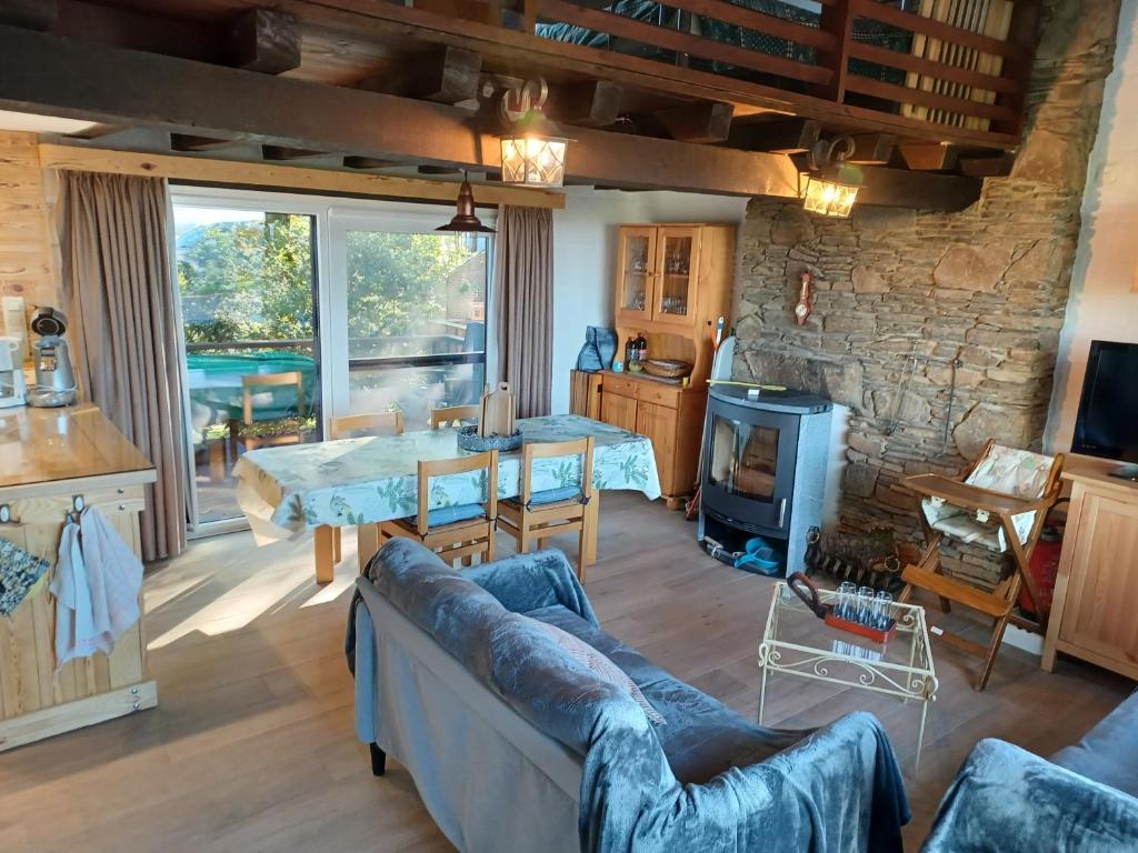 sala de estar con sofá y mesa en Louloudia - Bonsoy Jaune 12 Blaimont - huis in het bos met mooi zicht en rustig gelegen, en Blaimont