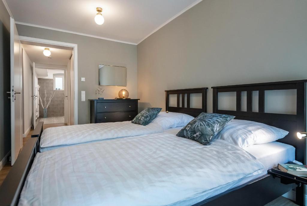 מיטה או מיטות בחדר ב-Stilvolles Garten-Appartment im Kurgebiet - DTV 4*