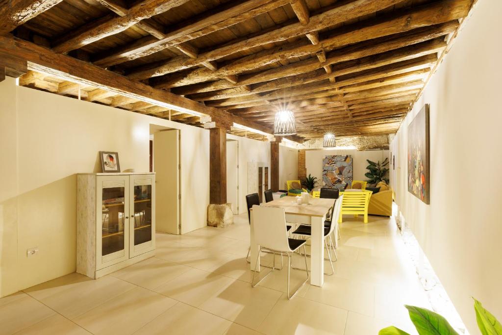 a dining room and living room with a table and chairs at Casa Deluxe Herreros in Alcalá de Henares