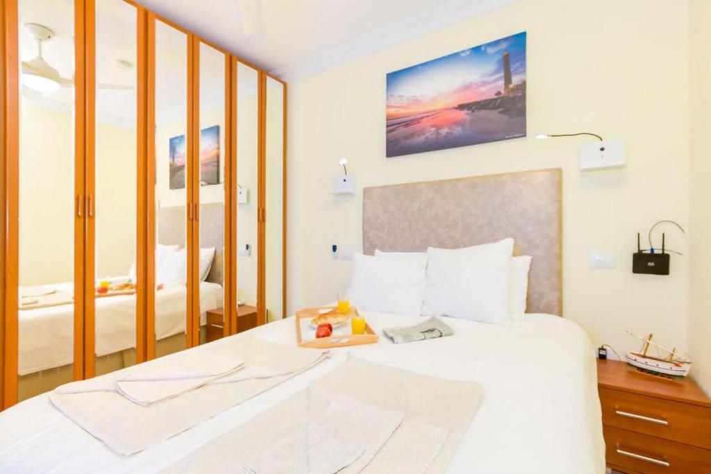 Puerto de Mogan - Spacious, 3 Bedroom apartment. Air Con. Heated Pool, Playa