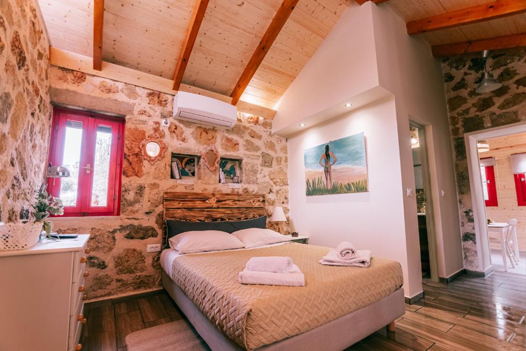 um quarto com uma cama numa parede de pedra em Dreamy Stone House em Pesádha