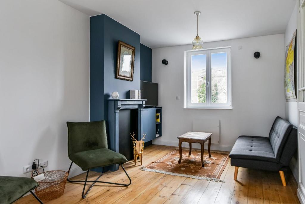een woonkamer met een bank en een stoel bij Modern and design duplex in Lambersart close to Lille center - Welkeys in Lambersart