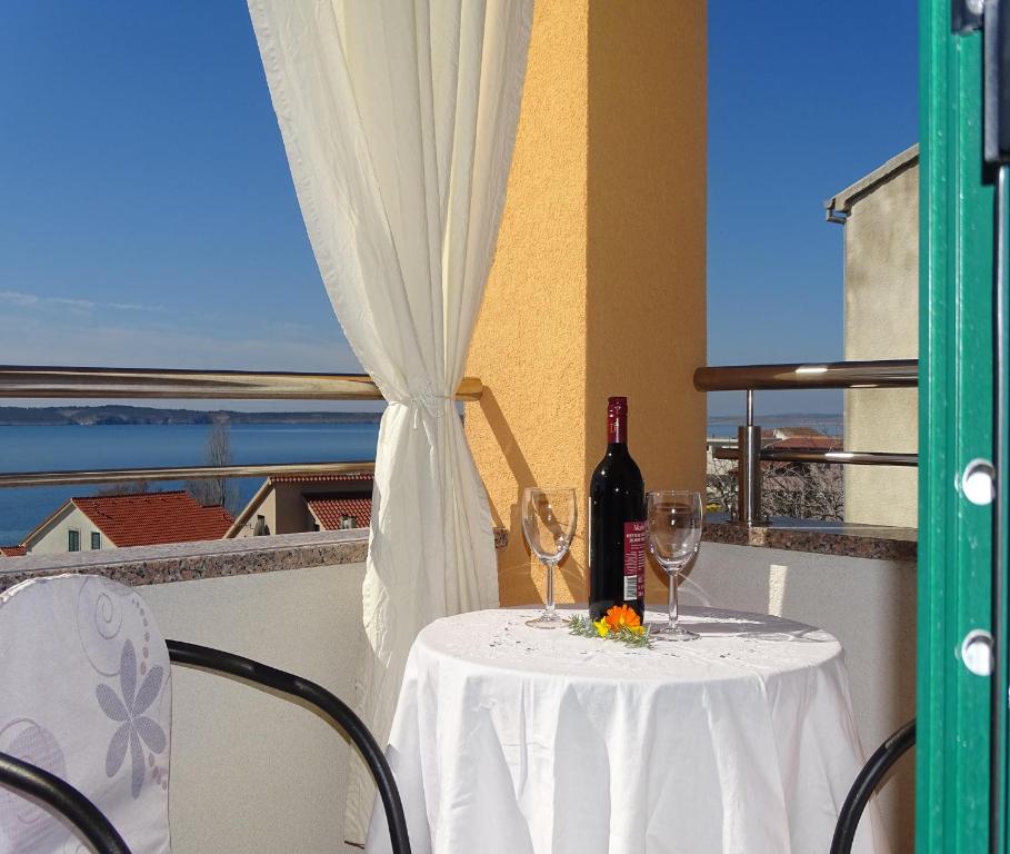 Nápoje v ubytovaní Lovely 3 bedroom apartment Lemi near beach