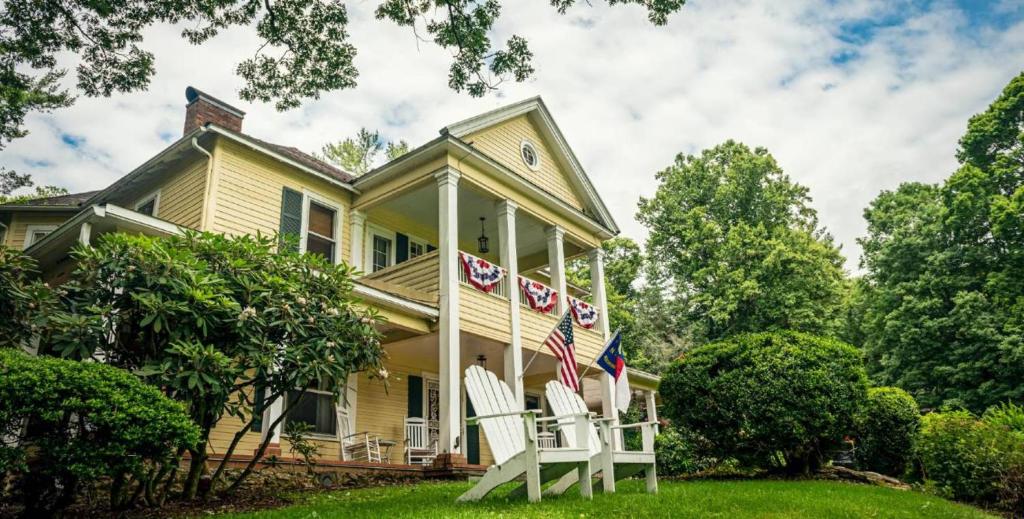 Foto da galeria de The Yellow House on Plott Creek em Waynesville