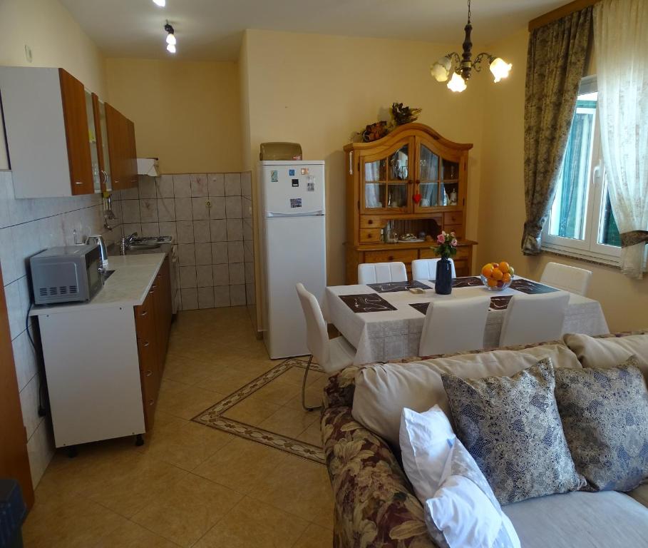 Kuchyňa alebo kuchynka v ubytovaní Lovely 3 bedroom apartment Lemi near beach