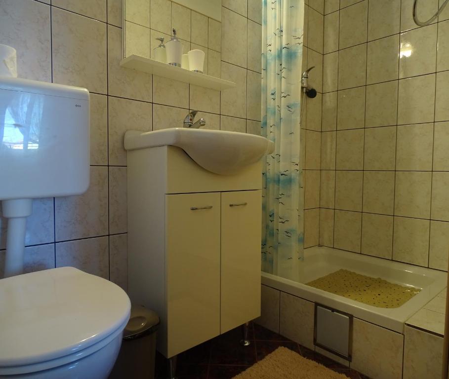 Kúpeľňa v ubytovaní Lovely 3 bedroom apartment Lemi near beach