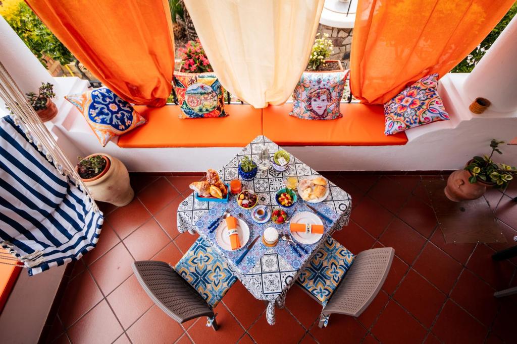 una vista sulla superficie di una tavola con cibo di Lauricella Bed and Breakfast a Città di Lipari