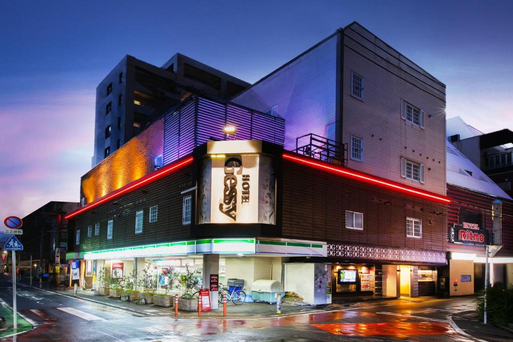 een gebouw op de hoek van een straat bij Hotel Ritmo & Gessy ラブホテル in Fukuoka