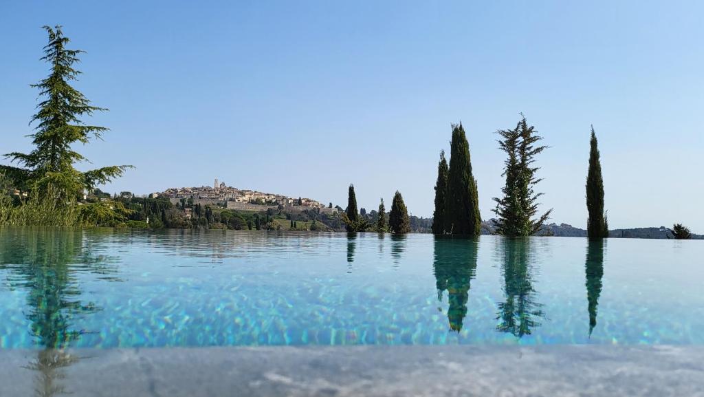 ein großer Wasserkörper mit Bäumen in der Mitte in der Unterkunft Ideal BnB in Saint-Paul-de-Vence