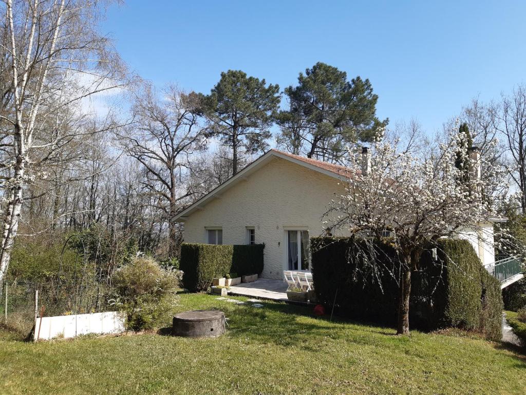 a small white house in a yard at maison de vacances Périgord noir in Terrasson-Lavilledieu