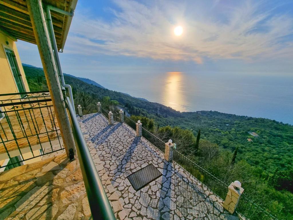 un balcón de una casa con vistas al océano en Ionian Sensations - Villa Anastasia, en Kalamitsi