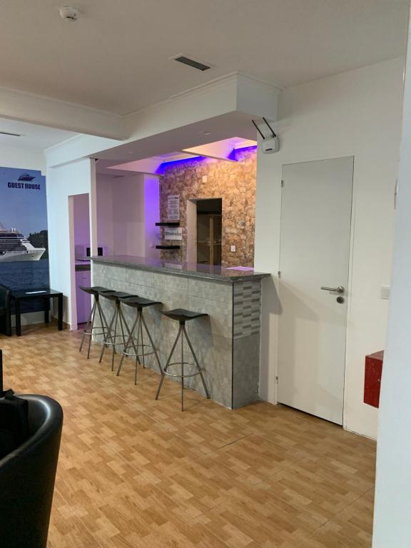 - une cuisine avec un comptoir et des tabourets dans une pièce dans l'établissement Place Santa Apolónia, à Lisbonne