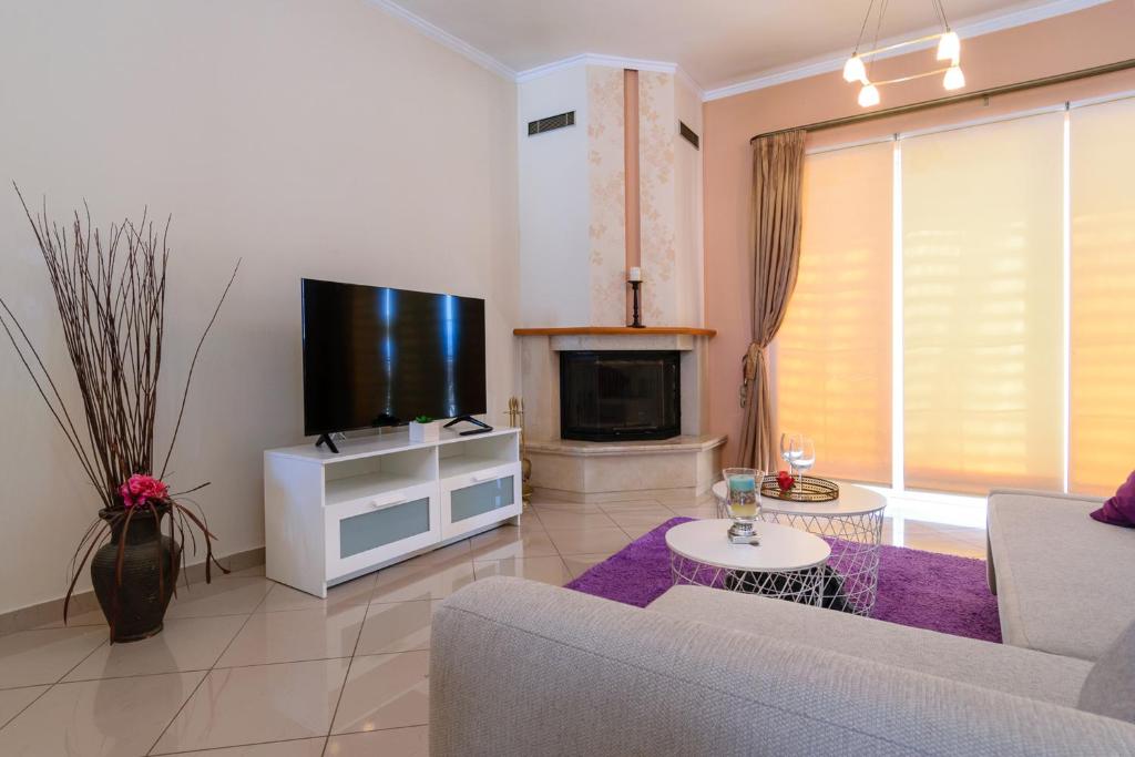 TV a/nebo společenská místnost v ubytování Central penthouse in quiet neighborhood near sandy beach