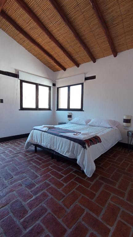 Hostería Aguas Coloradas tesisinde bir odada yatak veya yataklar