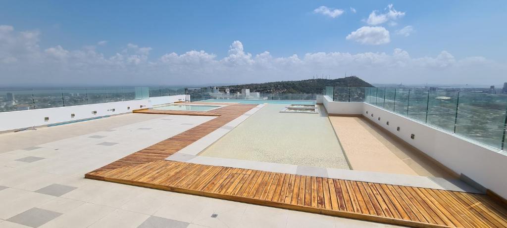 una piscina en la parte superior de un edificio en CabreroMarinaClub, en Cartagena de Indias