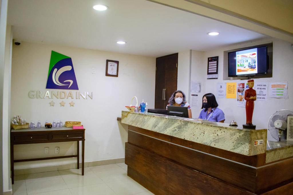 dos mujeres en un bar en una oficina dental en Hotel Granda Inn en Tuxtla Gutiérrez