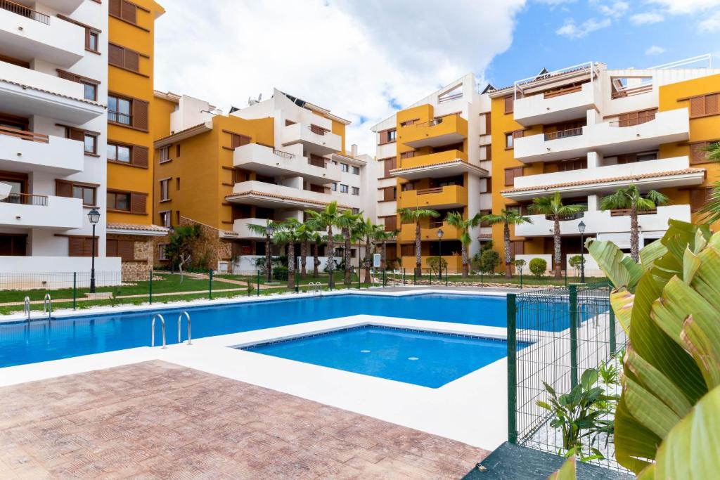 un apartamento con piscina en un edificio en La Recoleta Mediterranea, en Torrevieja