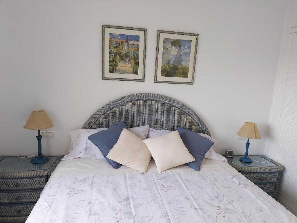 A bed or beds in a room at Estupendo apartamento en primera línea de playa y con vistas al mar