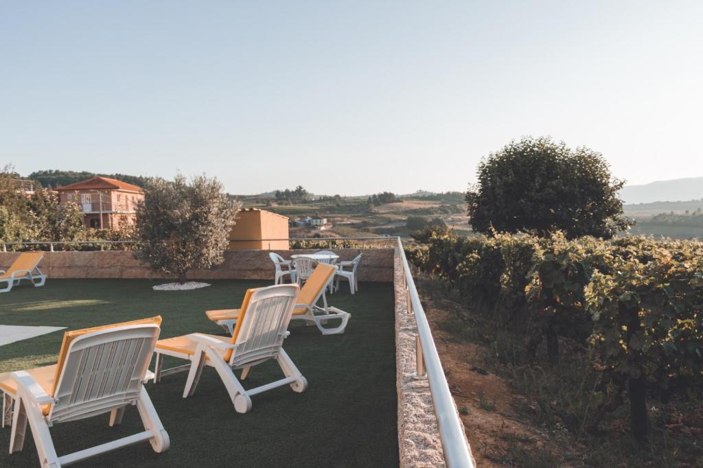 a group of chairs sitting on top of a patio at Casa do Cruzeiro Quinta do Couto in Armamar