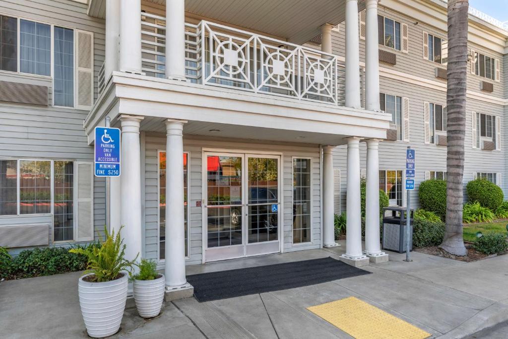 Best Western Luxury Inn