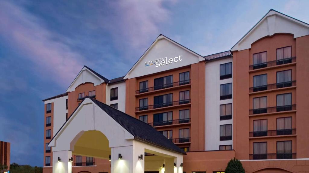 a rendering of the exterior of a hotel at Sonesta Select Atlanta Duluth in Duluth