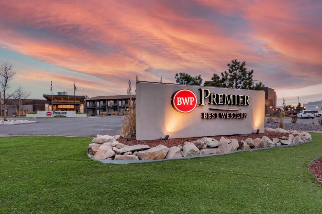 Best Western Premier Denver East في دنفر: تقديم لافته لمحطة بنزين رئيسيه