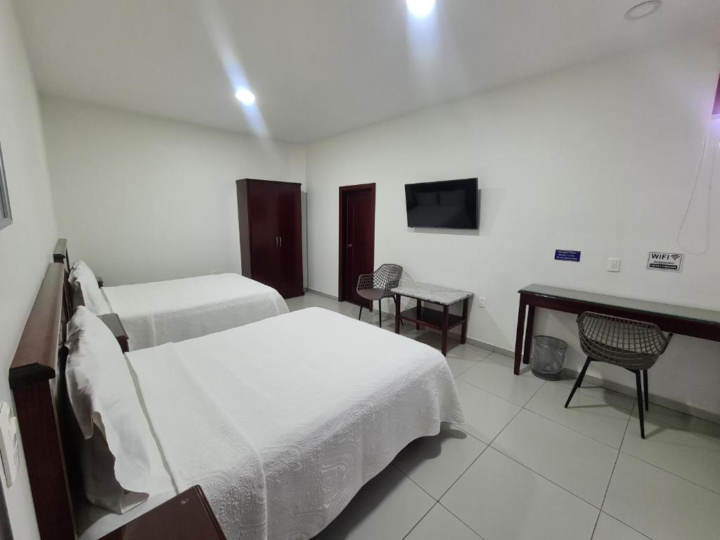 TV a/nebo společenská místnost v ubytování HOTEL FINA INN