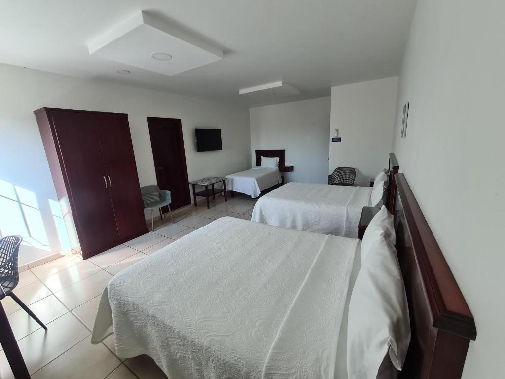 Postel nebo postele na pokoji v ubytování HOTEL FINA INN