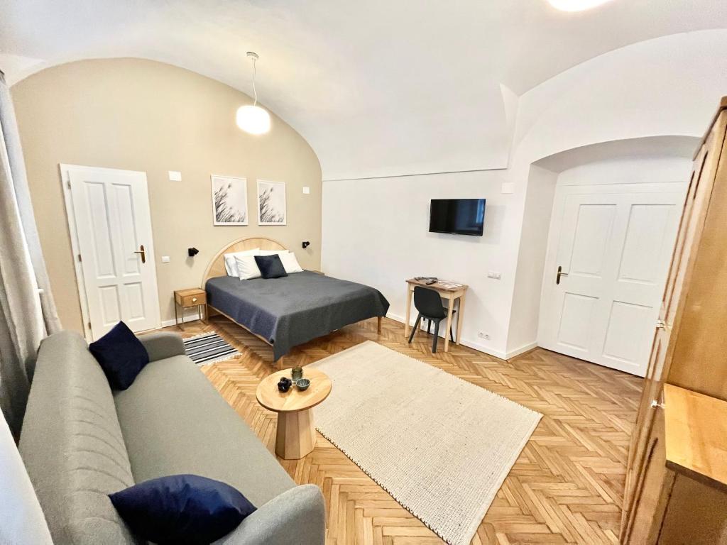 ein Wohnzimmer mit einem Sofa und einem Bett in der Unterkunft Filek House in Sibiu